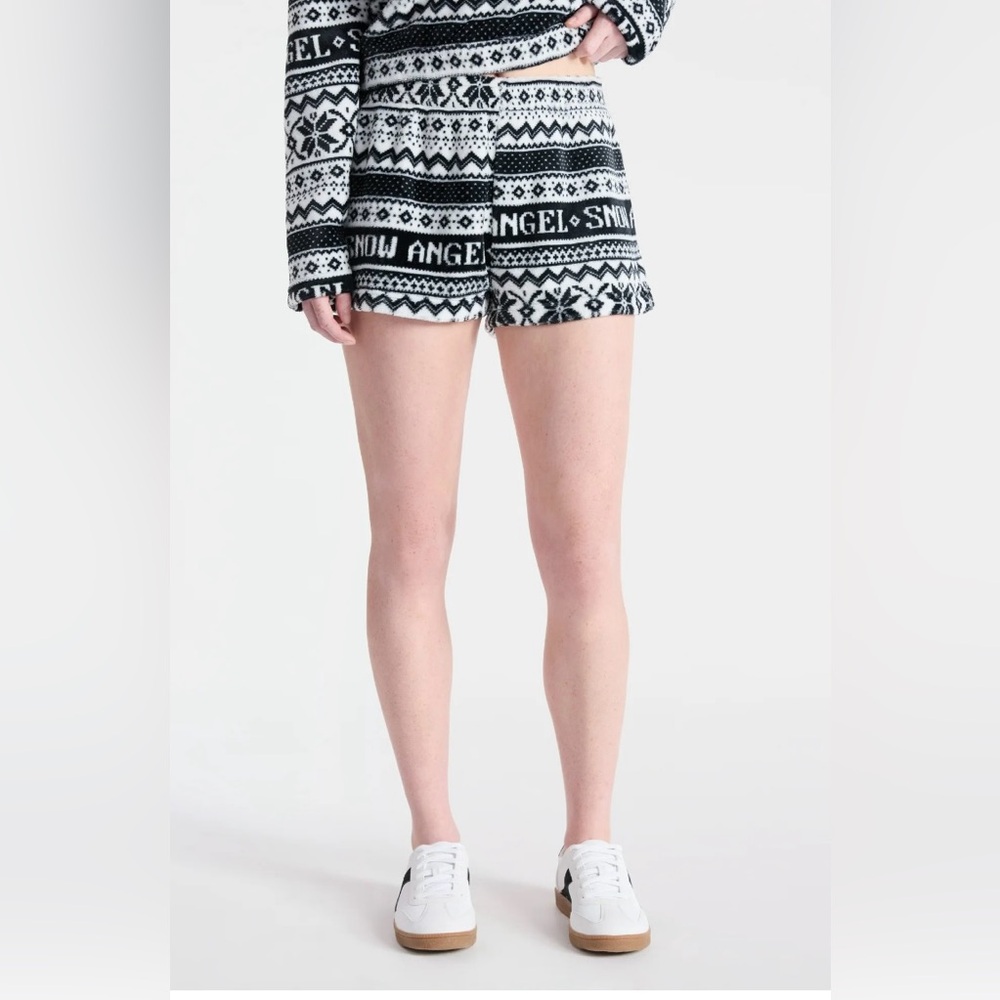 No Boundaries Black and White Printed Plush Shorts! NWT! Size Medium